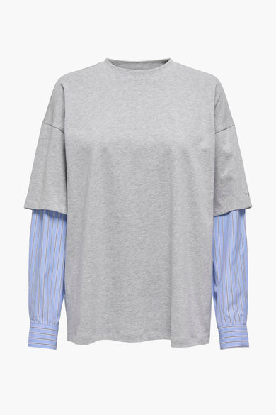 T-shirt gris à longues manches de ONLY, avec des manches de chemise rayées bleues.