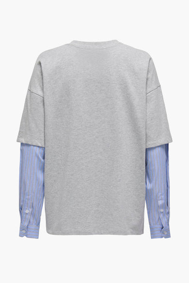 Grijze T-shirt met lange mouwen van ONLY, met blauw gestreepte hemdsmouwen.
