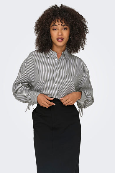 Chemise rayée grise à manches longues de ONLY, avec des cols boutonnés et portée avec une jupe noire.