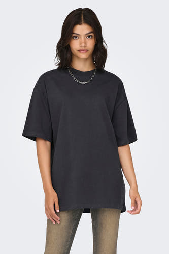 T-shirt gris à manches courtes de ONLY, avec du texte sur le dos, associé à un pantalon gris.