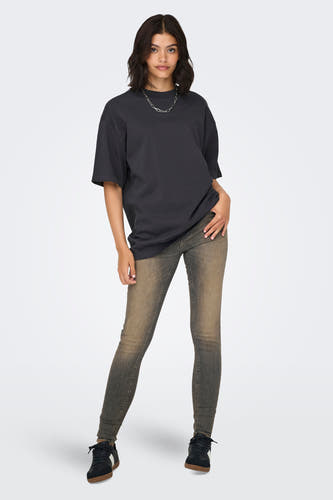 Grijs T-shirt met korte mouwen van ONLY®, met zilveren ketting, gecombineerd met jeans en sneakers.