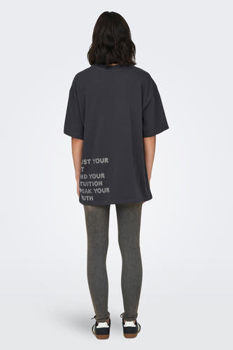 Grijs T-shirt met korte mouwen van ONLY, met tekst op de achterkant, gecombineerd met een grijze broek.
