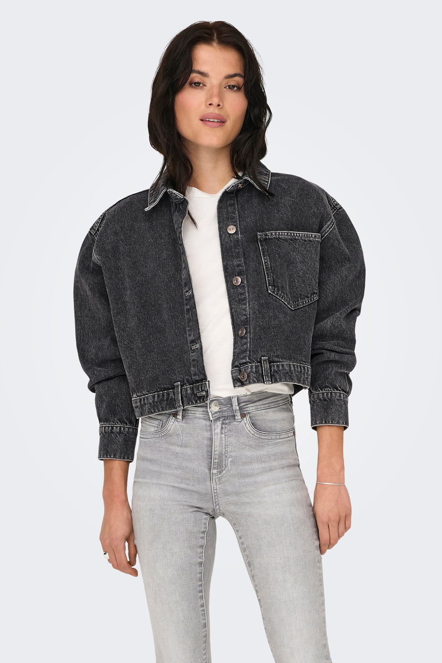 Veste en jeans gris anthracite de ONLY, avec texture denim et détails patchwork sur le dos.