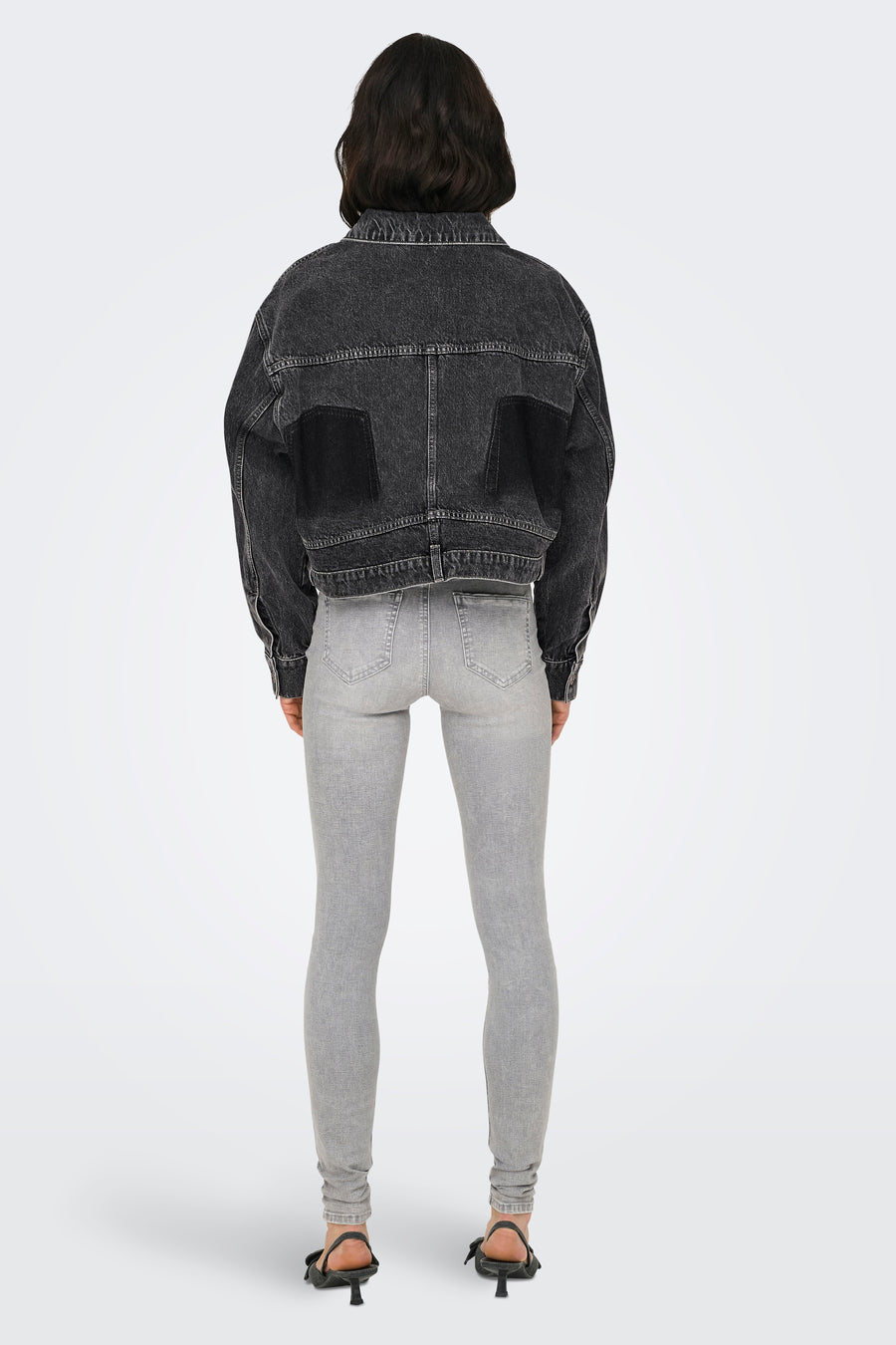 Donkergrijze jeansjas van ONLY, met denim textuur en patchwork details op de rug.