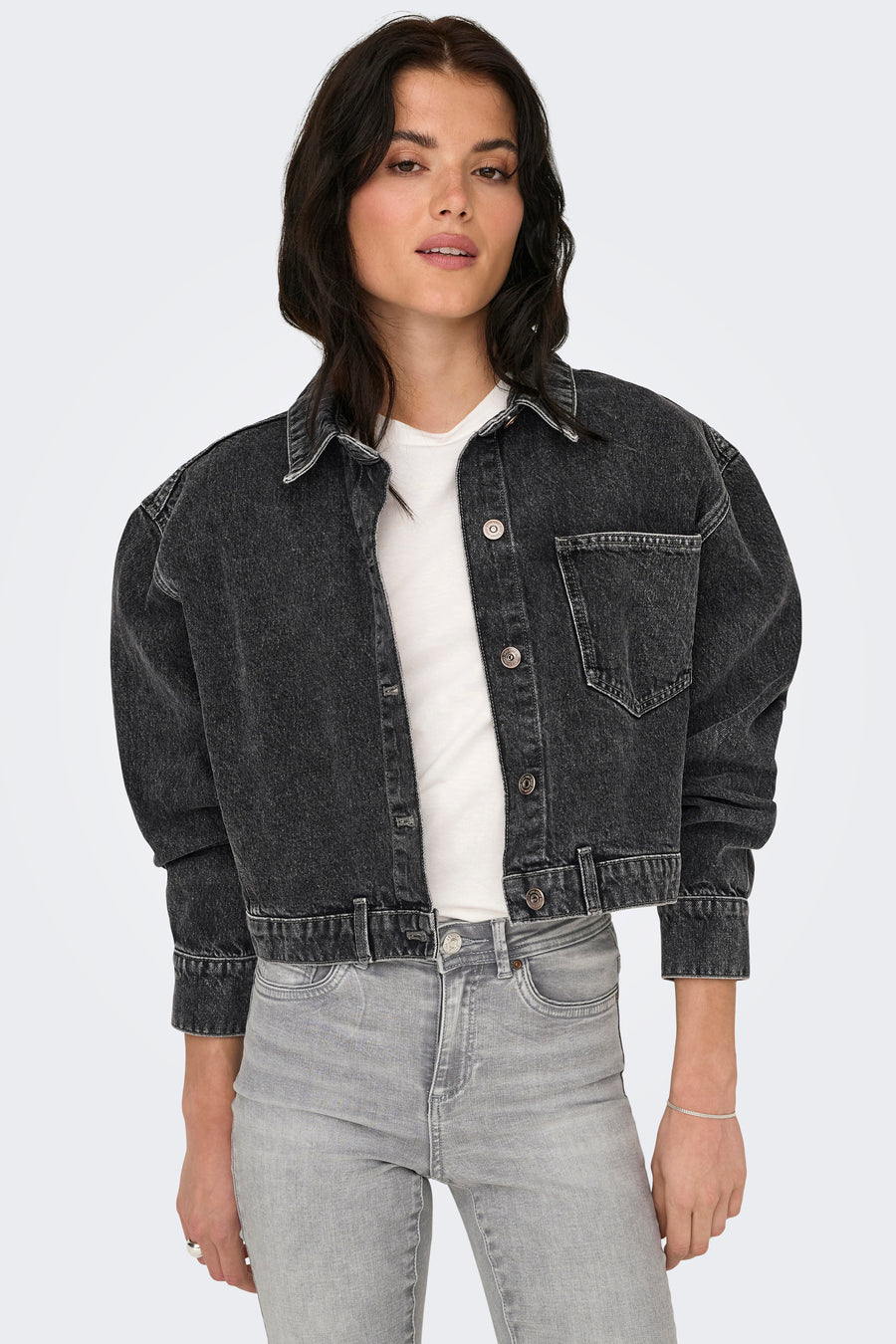 Veste en jeans gris foncé de ONLY, portée sur un chemise blanc et combinée avec un pantalon en jeans gris.