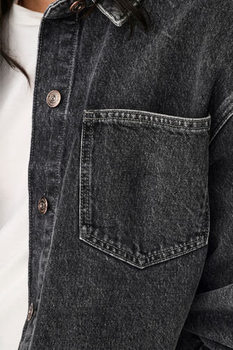 Veste en jeans gris anthracite de ONLY, avec une poche poitrine et un fermeture à boutons.
