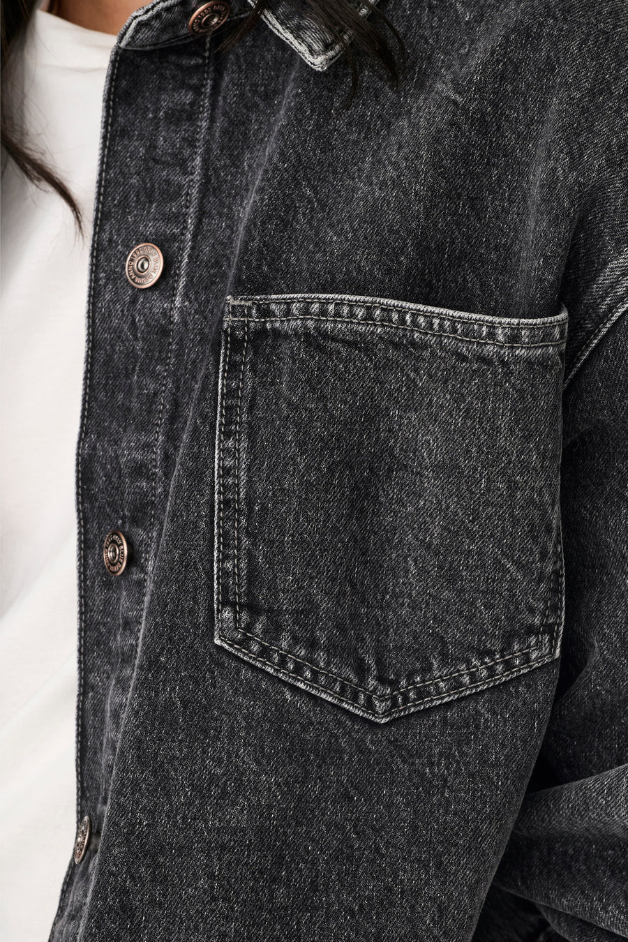 Veste en jeans gris anthracite de ONLY, avec une poche poitrine et un fermeture à boutons.