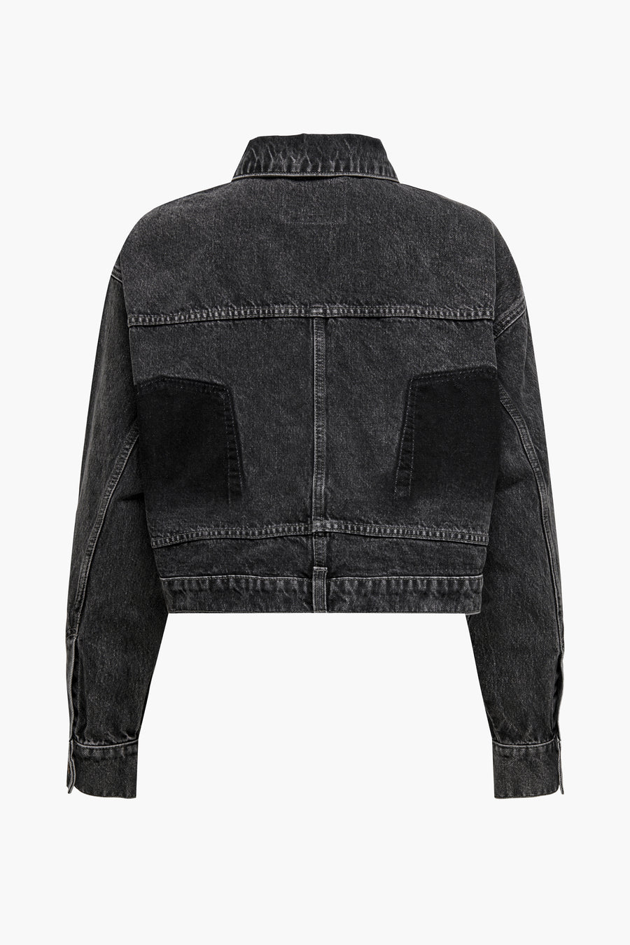 Veste en jeans gris foncé d'ONLY, avec des poches à l'arrière et une coupe courte.