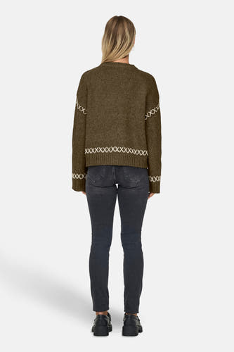Veste khaki avec col rond de ONLY®, ornée de détails de broderie croisée blancs, portée avec un jeans noir et des chaussures noires, dos.