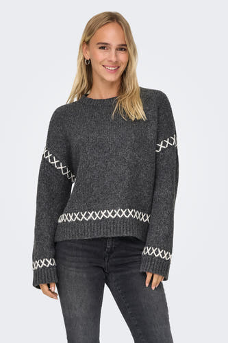 Sweat-shirt gris à col rond de ONLY, avec des détails en croix sur les manches et le zip, porté avec un jean noir et des bottes.