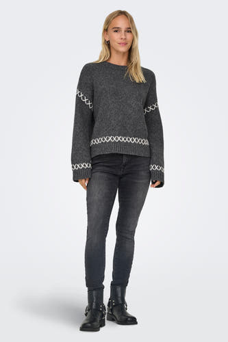 Grijze trui met ronde hals van ONLY, met gekruiste stiksels op de mouwen en de zoom, gedragen met een donkere jeans en zwarte laarzen.
