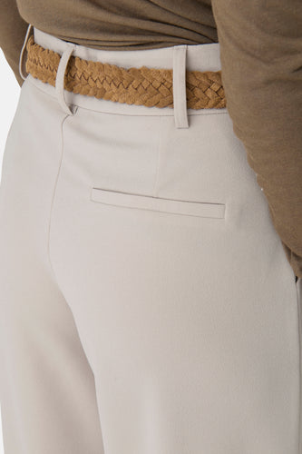 Beige pantalon met gevlochten riem van suède.