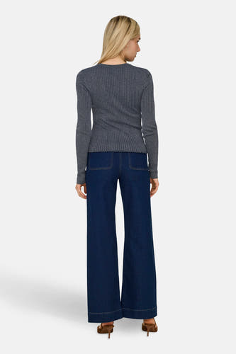 T-shirt bleu avec col rond de JDY, à longues manches et associé à des jeans larges et des baskets brunes.