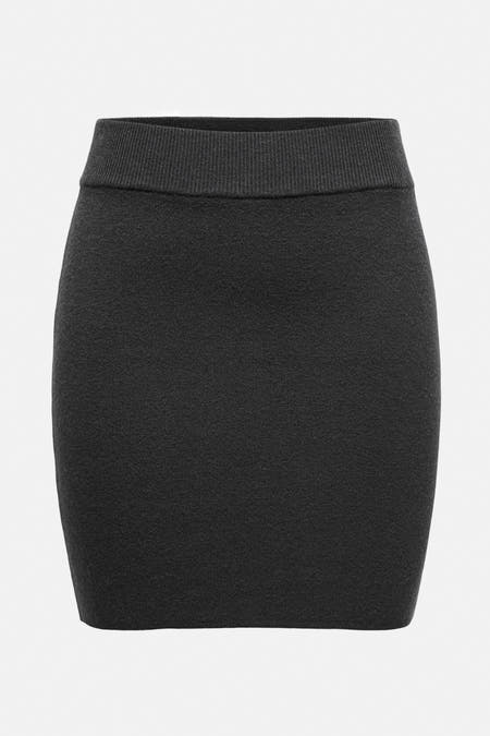 Jupe courte grise de JDY avec une ceinture élastique et une texture lisse.