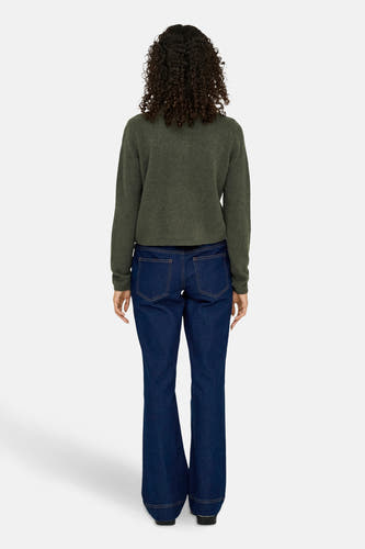 Cardigan kaki de JDY, avec des manches longues, porté avec un jeans bleu marine, vu de derrière.