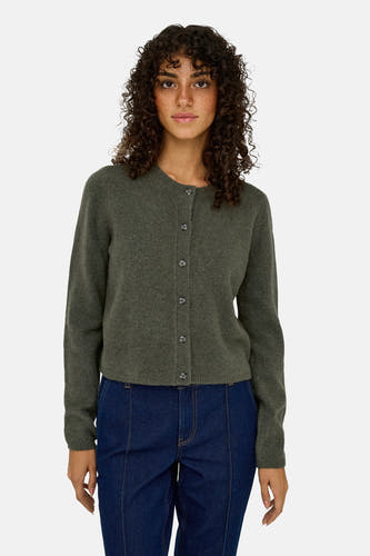 Cardigan kaki de JDY, porté avec un pantalon de travail foncé, sur un fond blanc.