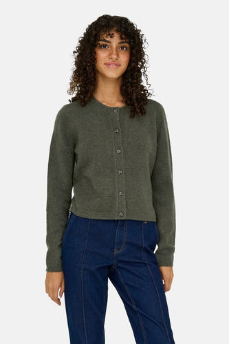 Veste kaki tricotée de JDY, avec des manches longues et une fermeture à boutons, associée à un jean foncé.