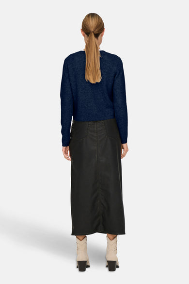 Veste bleue de JDY, vue de derrière, avec des manches longues et une jupe noire avec des bottes.