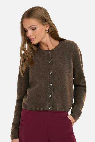 Veste brune de JDY avec fermeture à boutons, portée avec un pantalon bordeaux.