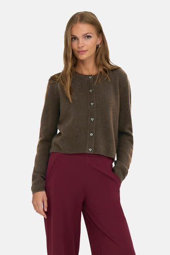 Veste brune de JDY, avec des manches longues et une fermeture à boutons, associée à un pantalon bordeaux.