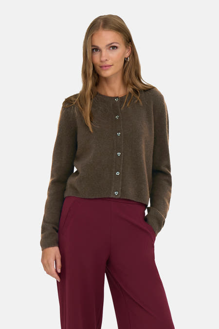 Veste brune de JDY, avec des manches longues et une fermeture à boutons, associée à un pantalon bordeaux.