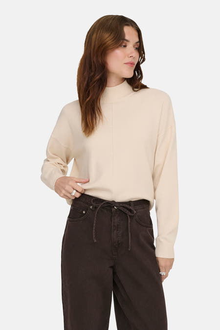 T-shirt à col montant écru de JDY, porté avec un pantalon marron à cordon.