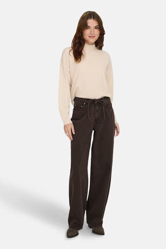 Pull écru avec col montant de JDY, porté avec un pantalon marron à cordon.