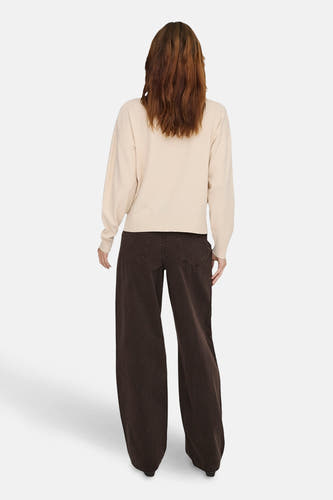 T-shirt à col montant écru de JDY, vu de l'arrière, associé à un pantalon marron.