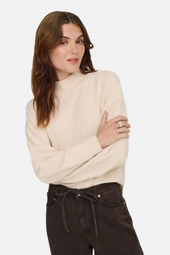 T-shirt à col montant écru de JDY, avec longues manches, associé à un pantalon marron avec cordon.