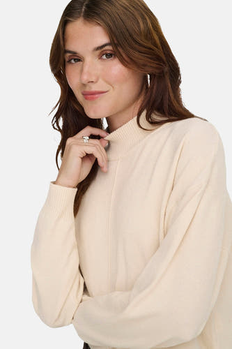 Blouse à col montant écru de JDY, avec une texture lisse et un col montant élégant.