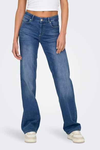 Jean bleu droit de ONLY, avec des poches arrière visibles et une patch en cuir sur la ceinture.