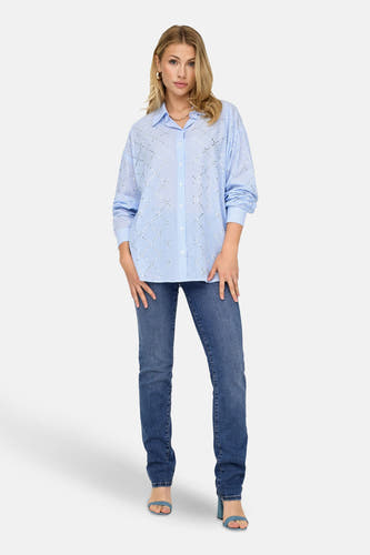 Jean slim fit en denim bleu moyen de ONLY, avec un haut bleu et des talons.