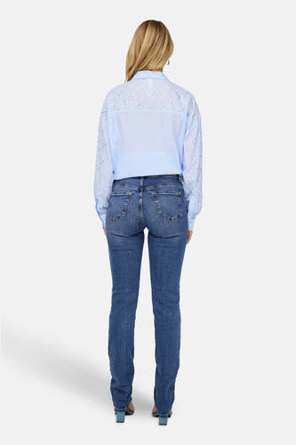 Jean slim de ONLY®, en denim bleu moyen, avec une coupe classique et des poches arrière.