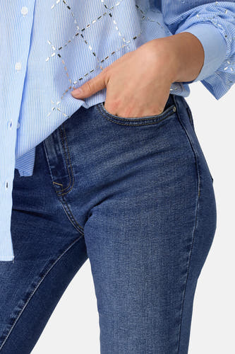 Jean slim de denim ONLY®, avec une main dans la poche.