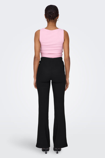 Pantalon noir d'ONLY, avec des jambes larges et des talons.