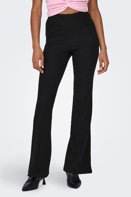 Pantalon noir de ONLY, avec des jambes qui tombent et une subtile texture côtelée.
