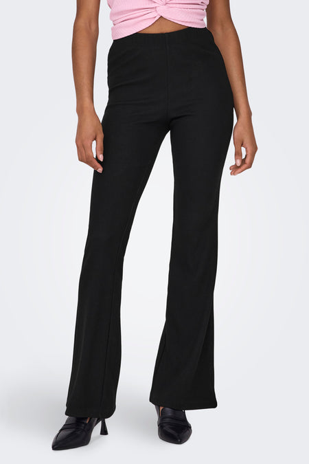 Pantalon noir de ONLY, avec des jambes qui tombent et une subtile texture côtelée.