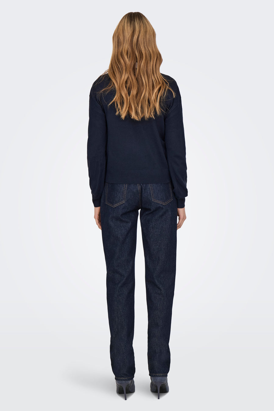 T-shirt bleu avec col rond de ONLY®, vu de dos, associé à des jeans foncés et des baskets.