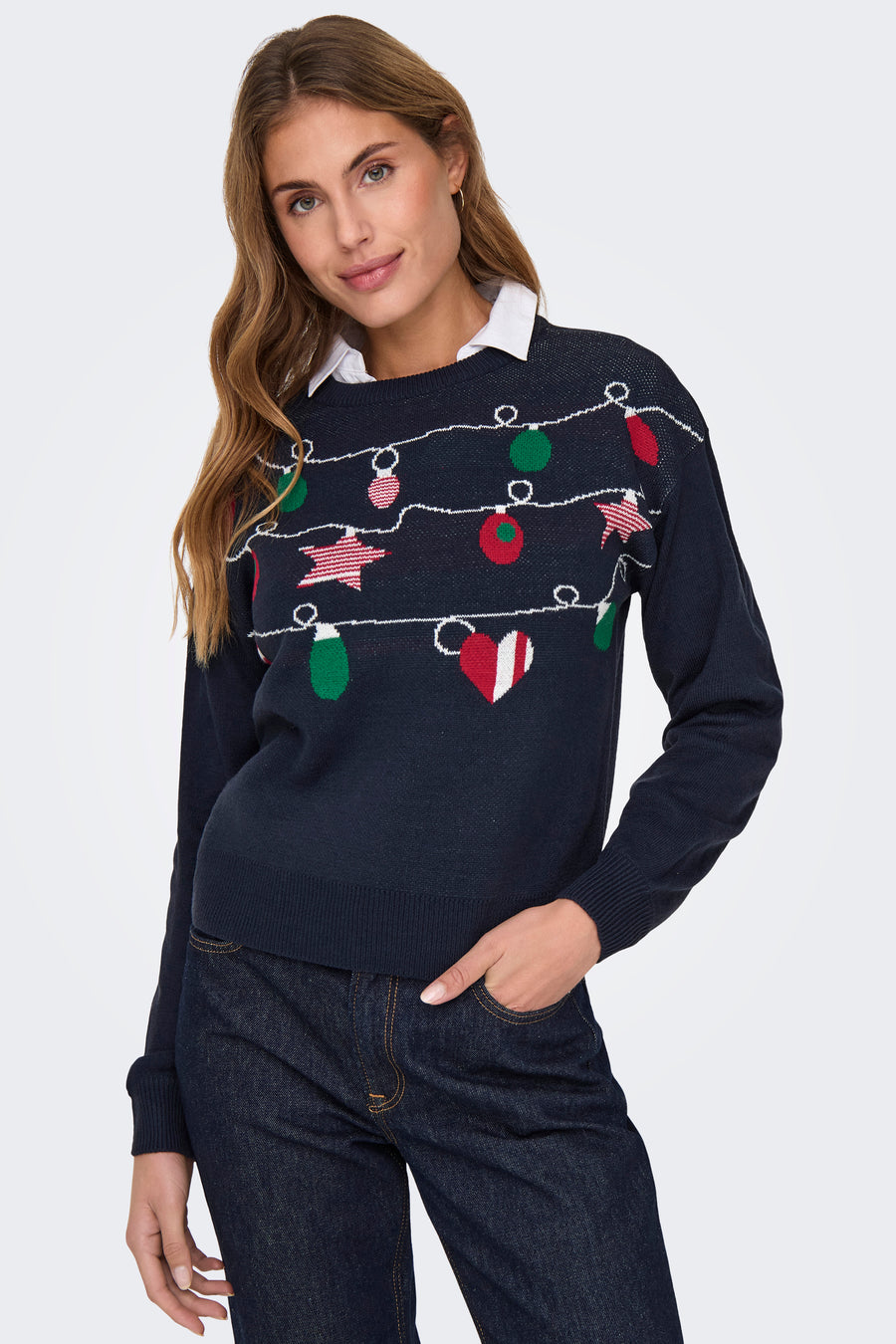 T-shirt bleu avec col rond de ONLY, avec des guirlandes de Noël et un modèle en jeans.