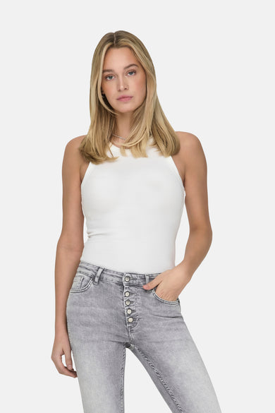 T-shirt écru ONLY, avec une texture rayée, porté avec des jeans gris.