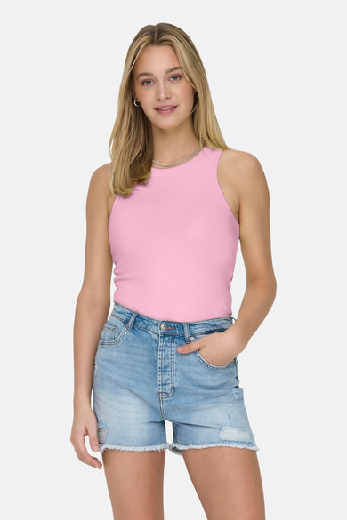 Maillot de corps rose ONLY® vu de l'arrière avec un tatouage sur le bras et un short en jean.