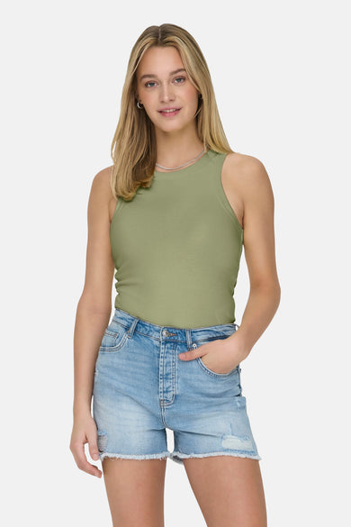 T-shirt vert de ONLY, avec des shorts en jeans et une chaîne d'argent.