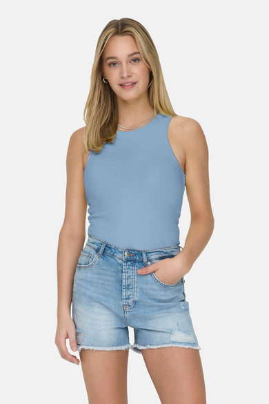 T-shirt bleu d'ONLY, avec un tatouage sur le bras, porté avec un pantalon de cuir.