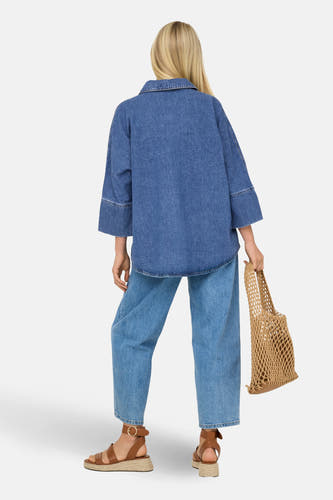 T-shirt en denim bleu moyen ONLY, avec des manches trois-quarts, associé à un jean et des sandales.