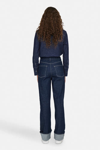 Jean bleu marine, large de ONLY, avec des petites coutures et des poches pliées, vu de derrière.