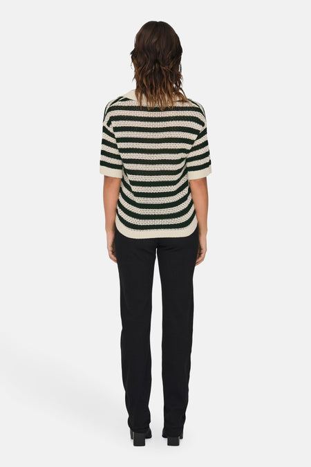 Polo multicolore à manches courtes de JDY, avec un motif rayé et porté avec un pantalon noir.