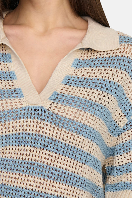 Polo bleu marine à manches courtes de JDY, avec une texture côtelée ouverte et un motif rayé.