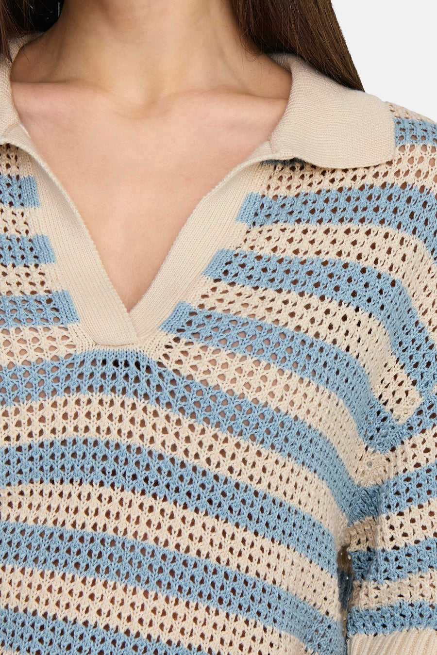 Polo bleu marine à manches courtes de JDY, avec une texture côtelée ouverte et un motif rayé.