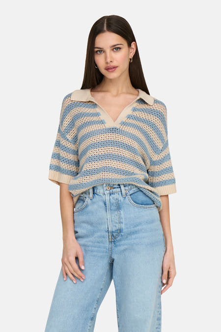 T-shirt bleu à manches courtes de JDY avec un motif rayé et une patte.