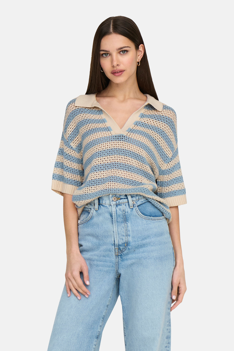 T-shirt bleu à manches courtes de JDY avec un motif rayé et une patte.
